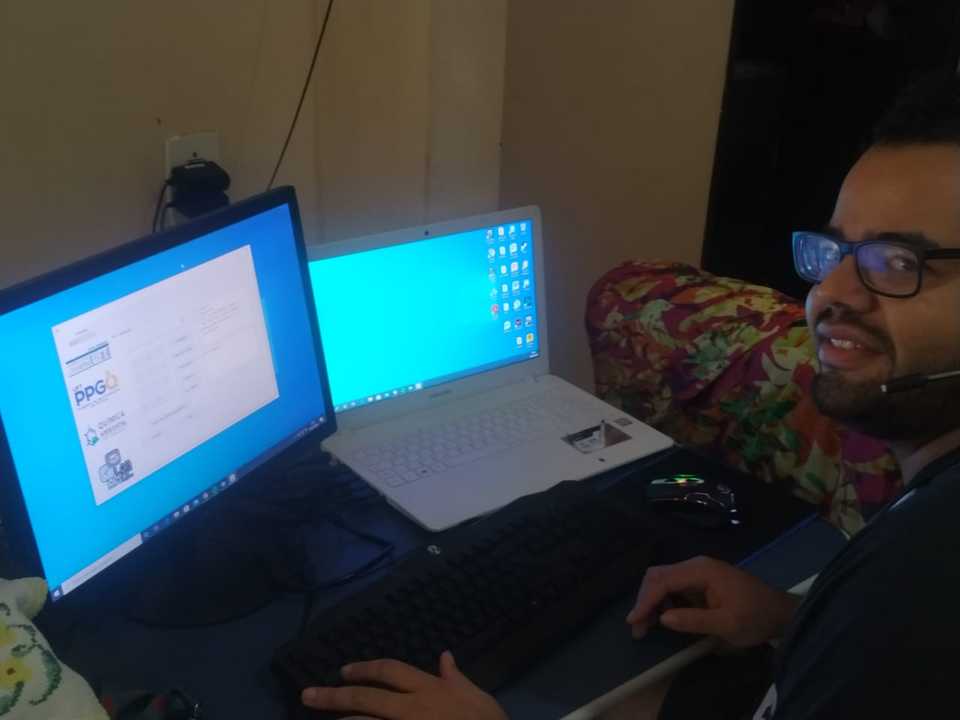 Dennis Ferreira operando a calculadora.