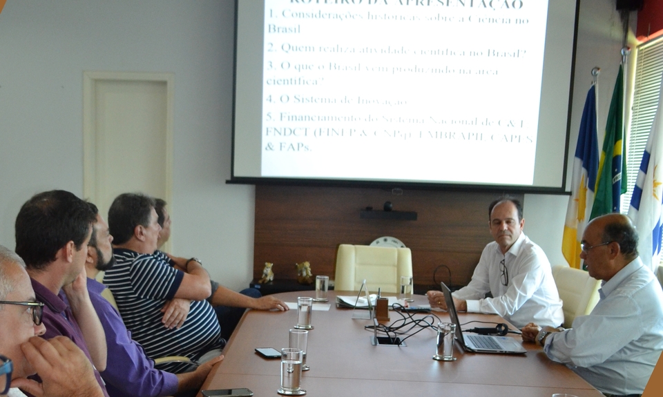 O diretor da Finep, Wanderley Souza (d) apresentou o desempenho para representantes de instituições de ensino e pesquisa (Foto: Patrícia Paiva/Dicom)