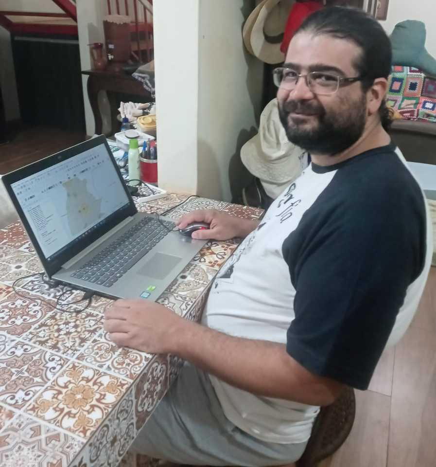 Professor Rodolfo Luz trabalhando de casa