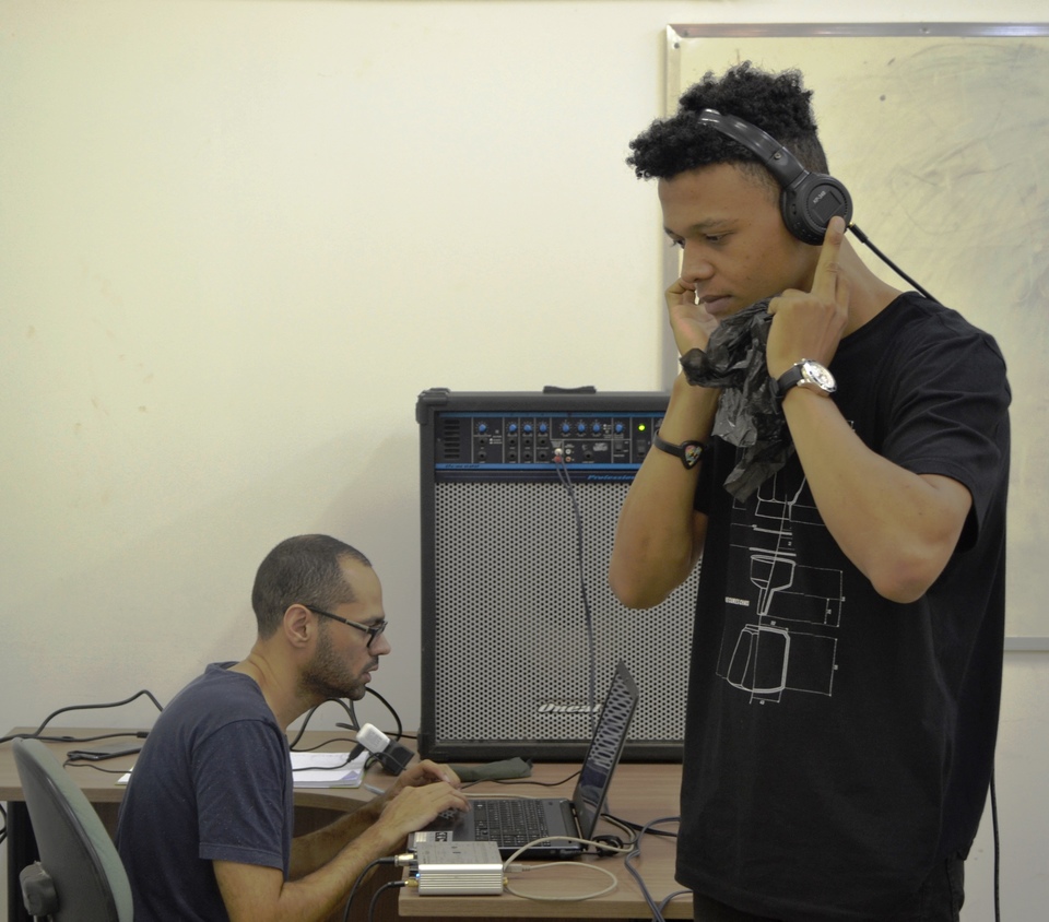 Fabrício Ferreira (d) com Heitor Oliveira, em momento de criação sonora na Oficina: tudo vira som! (Foto: Bruna Santos)