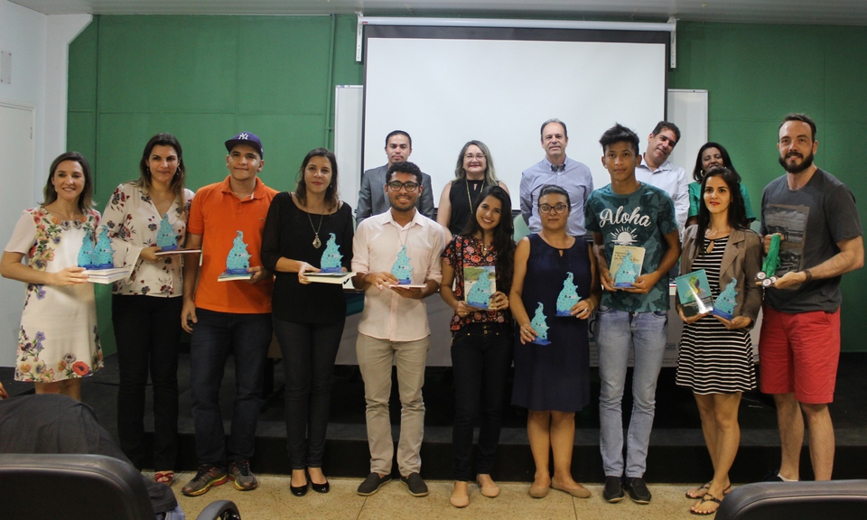 Foto geral dos premiados nos seminários de Extensão e da Pesquisa (Foto: Vinícius Venâncio/Sucom)