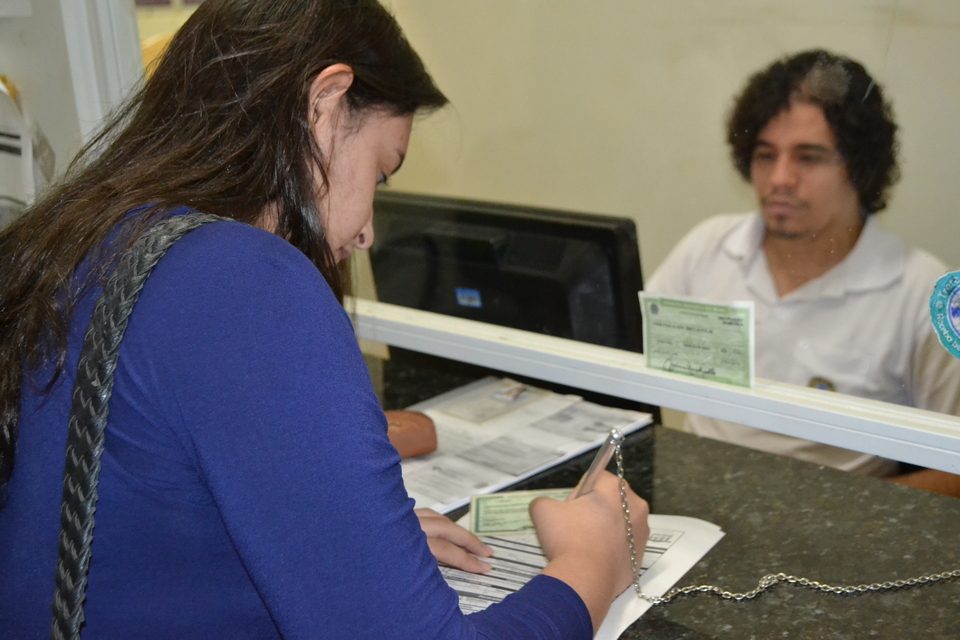 Aprovada para o Curso de Engenharia de Alimentos, Ana Luiza foi à secretaria acadêmica nesta quinta-feira, 16, para efetuar a matrícula (Foto: Lukas Ramos/Dicom)