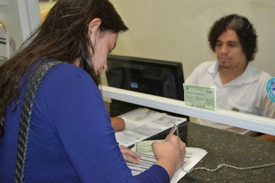 Aprovada para o Curso de Engenharia de Alimentos, Ana Luiza foi à secretaria acadêmica nesta quinta-feira, 16, para efetuar a matrícula (Foto: Lukas Ramos/Dicom)