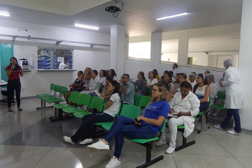 A palestra foi conduzida pela assistente social do Hemocentro de Araguaína, Jacqueline Cunha Araguaína (TO) – Na tarde desta quinta-feira (31), colaboradores e estudantes do Hospital de Doenças Tropicais, vinculado à Universidade Federal do Tocantins e à Rede Ebserh (HDT-UFT/Ebserh), se reuniram no Hall da Ala B para dialogarem sobre o tema “Captação de doadores de sangue e medula óssea”.  A palestra foi conduzida pela assistente social do Hemocentro de Araguaína, Jacqueline Cunha. “O setor de captação de doadores do Hemocentro Regional de Araguaína é responsável por levar informações sobre doação de sangue e medula óssea ao público externo. E nessas palestras podemos esclarecer  (Foto: Divulgação/HDT-UFT)