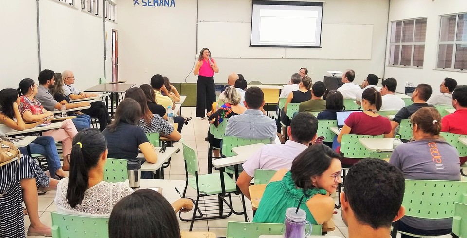 A vice-reitora Ana Lúcia de Medeiros foi a palestrante do Seminário (Foto: Poliana Macedo/Sucom-UFT)