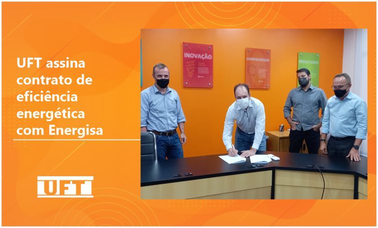 Reitor Luís Eduardo Bovolato (c) assina contrato, observado por Alessandro Brum (e), Guilherme Damiance e Alankardek Ferreira Moreira (à direita). Contrato foi assinado no último dia 1º de fevereiro