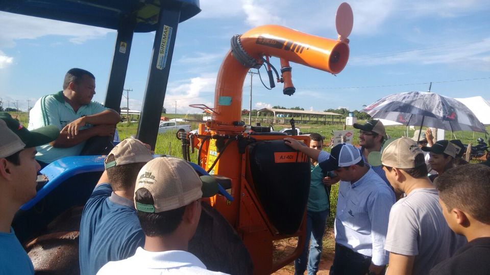 Técnico da empresa parceira explica funcionamento da máquina de aspersão, que usou água na demonstração (Foto: Ana Cláudia Rodrigues Neiva/Divulgação)