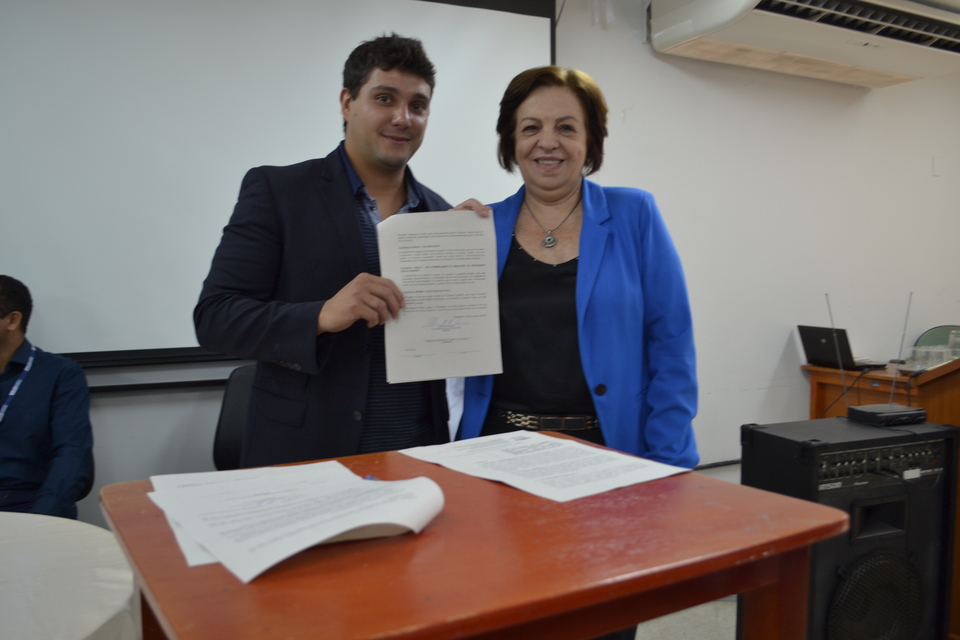 Reitora Isabel Auler e empresário Felipe Marrocos assinam termo de doação de terreno para ser anexado à UFT (Foto: danieldossantos)