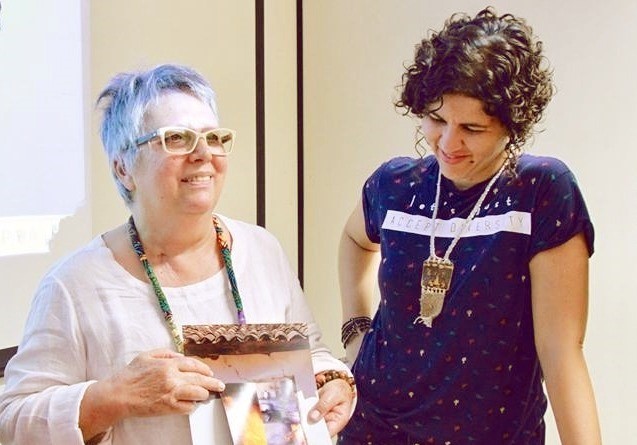 Amanda Leite (d) com a artista Marli Wunder (Foto: Divulgação)