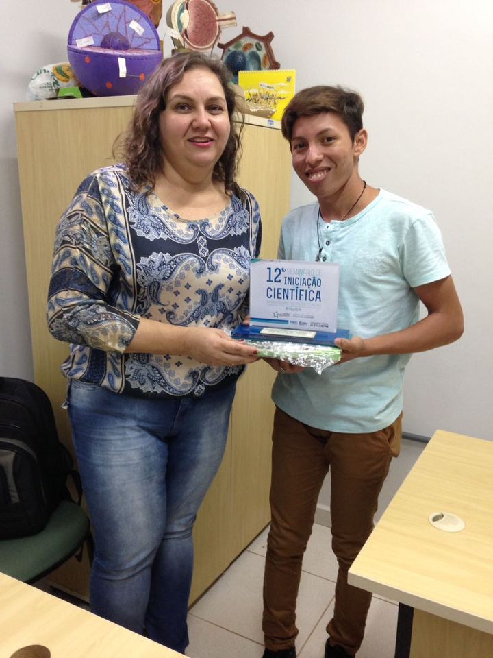 Professora Cláudia e o aluno Oliveira com o prêmio de 1º lugar (Foto: Antonio Carlos Ribeiro / Divulgação)