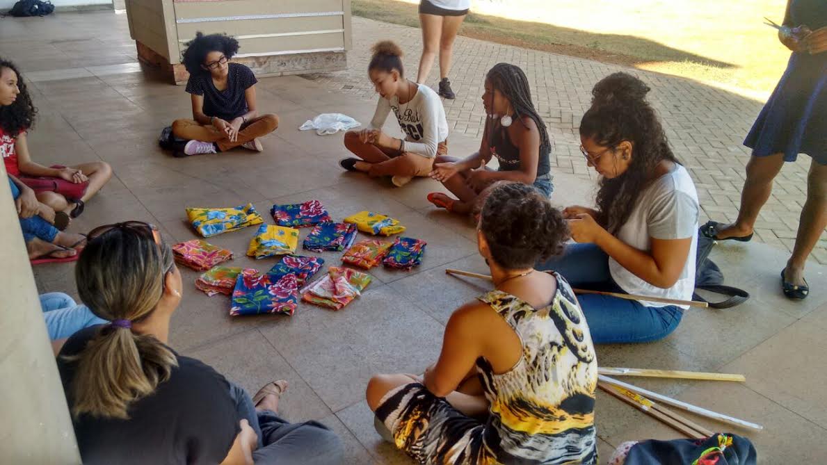 Oficina de turbante ocorrida nesta tarde de quarta-feira (10) na Calourada Feminista da UFT. Foto: Elâine Jardim 