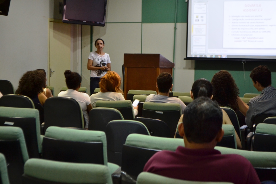 Alessandra durante palestra sobre uso dos softwares em processos estatísticos (Foto: Elini Oliveira/Dicom)