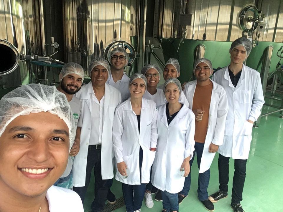 Alunos fizeram registro durante a visita técnica à cervejaria (Foto: Divulgação/PET)