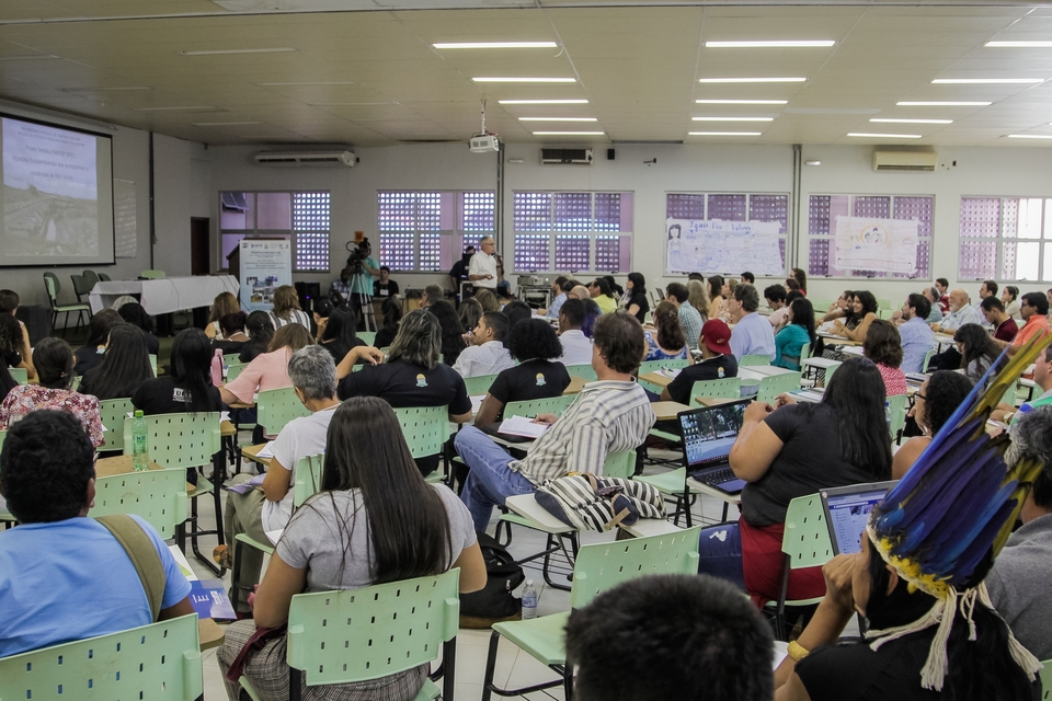 Palestras e mesas-redondas ocorrem no auditório do Anfiteatro - Bloco D, no Câmpus de Palmas (Foto: Caio Mota/RBA/Divulgação)