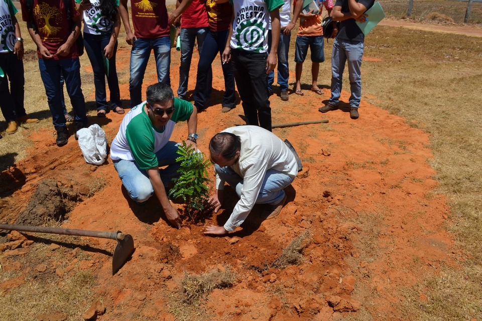 Momento do plantio de uma árvore, em alusão ao Dia da Árvore (21 de setembro) e comemorando os 10 anos do curso (Foto: Valney Valdevino/Divulgação)