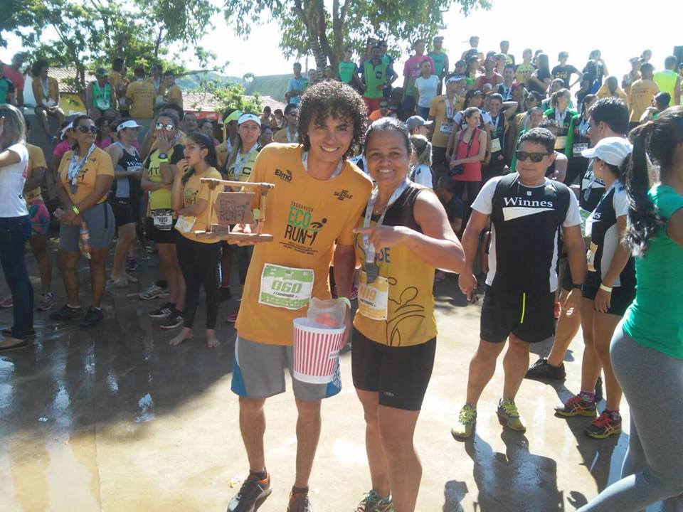 Premiado na corrida de rua Eco Run, Fernado Santos, ao lado da professora Jane Farias 