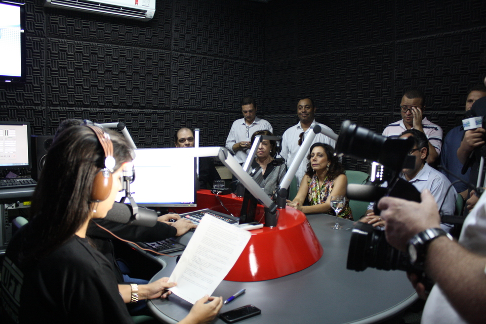 Equipe da rádio UFT FM em sua primeira transmissão (Foto: Patrícia Paiva / Acervo Dicom)
