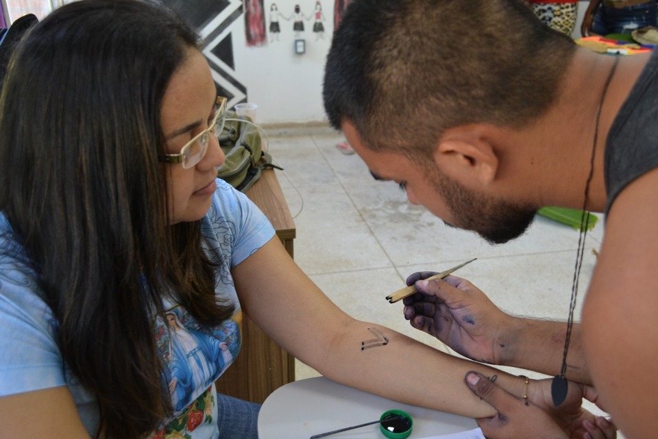 Pintura corporal indígena é uma das atividades comemorativas do Dia do Índio em Gurupi (Foto: Valney Valdevino/Divulgação)