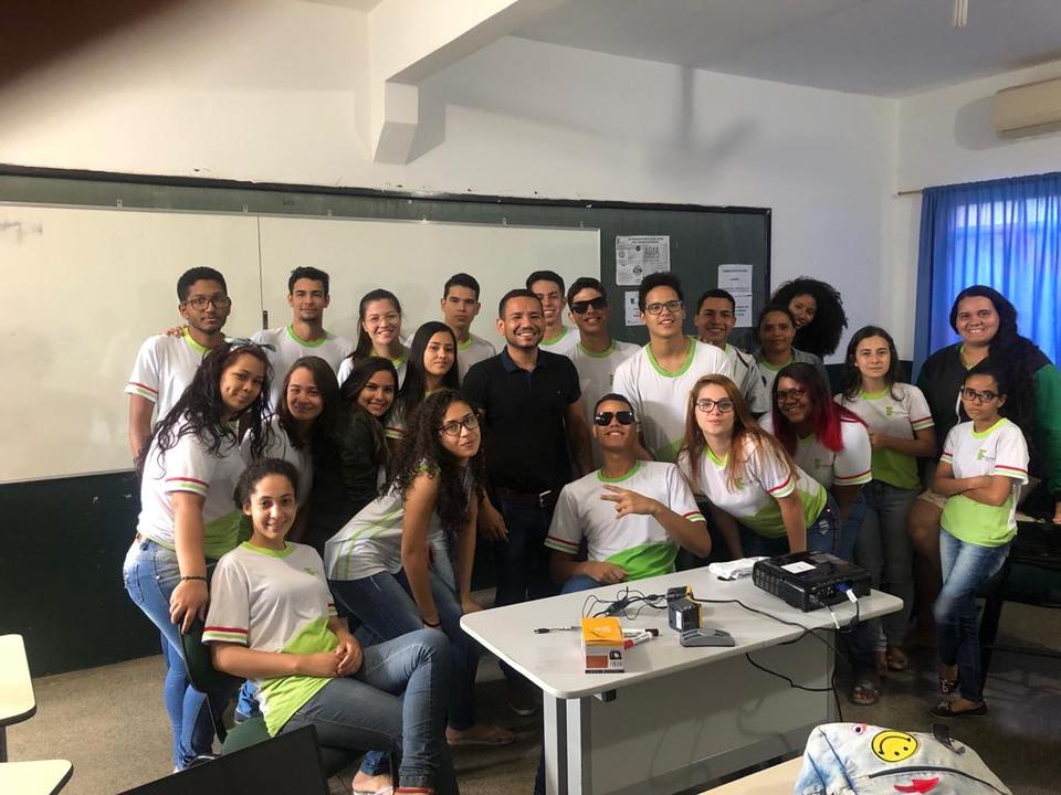 Rafael Lira em sala de aula com seus alunos em Confresa (Foto: Arquivo Pessoal)