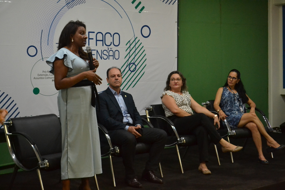 Maria Santana, Bovolato, Ana Lúcia e Vânia Passos (e p/ d) na abertura do Encontro (Foto: Gihane Scaravonatti/Sucom)