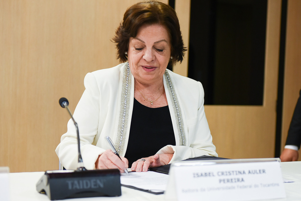 Isabel Auler ao tomar posse no MEC como primeira reitora da UFT (Foto: Arquivo/Sucom)