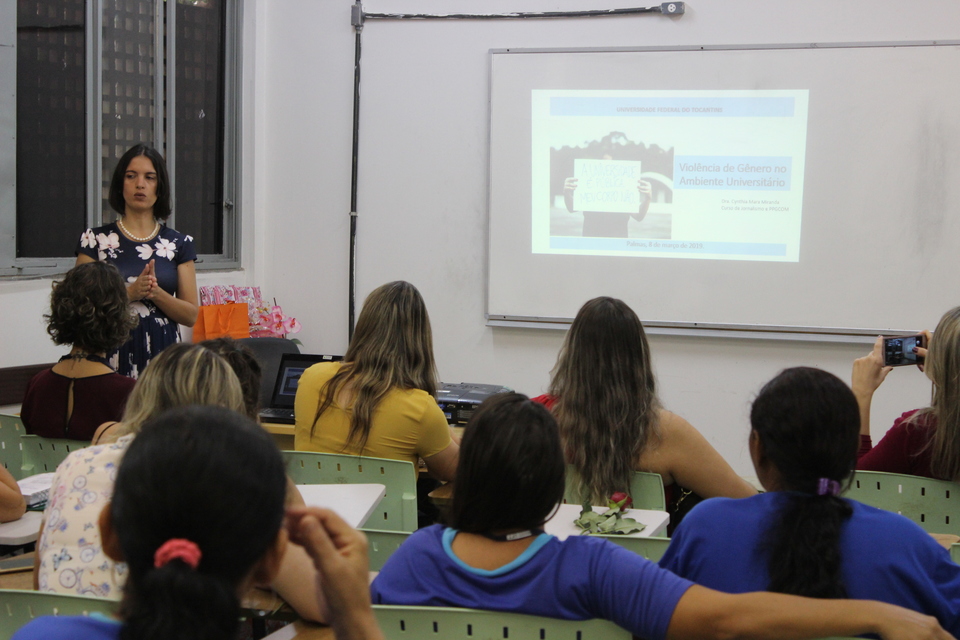 Cynthia Mara (em pé) durante palestra para mulhers no Câmpus de Palmas (Foto: Nájilla Lopes/Sucom-UFT)