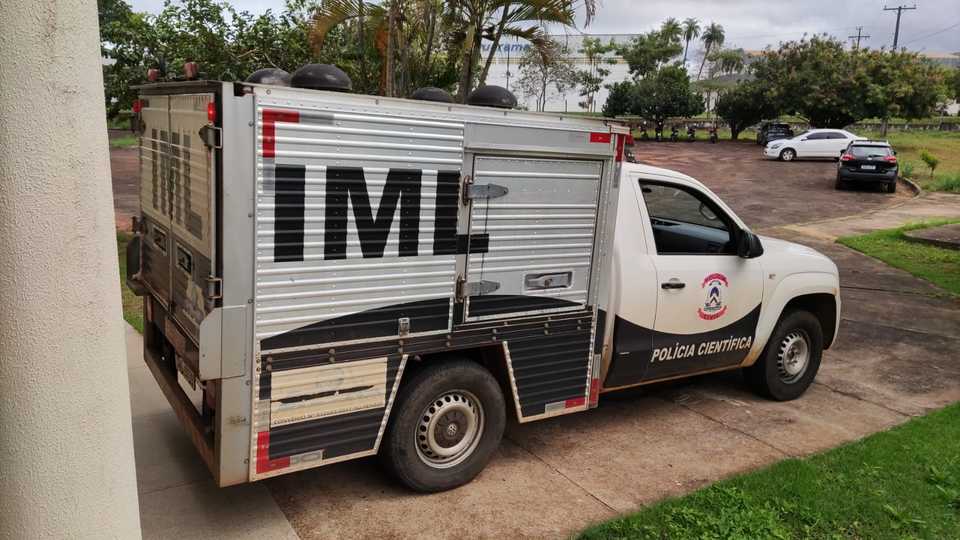 Chegada do rabecão do IML com o cadáver (Foto: MCCS UFNT/Divulgação)