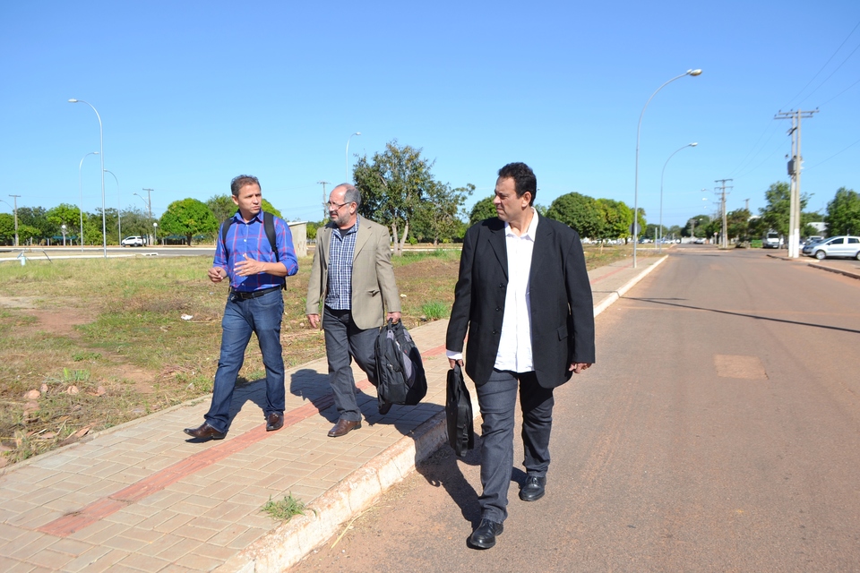 Avaliadores do MEC junto com o professor Gentil Veloso da UFT em visita à DTE. Foto Caroline Falcão.