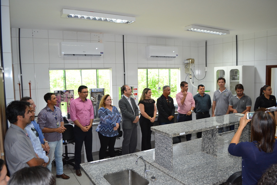 Membros da Gestão Superior da UFT e da Direção do Câmpus de Araguaína e da Unidade EMVZ durante visita às dependências do novo laboratório (Foto: Daniel dos Santos/Sucom)