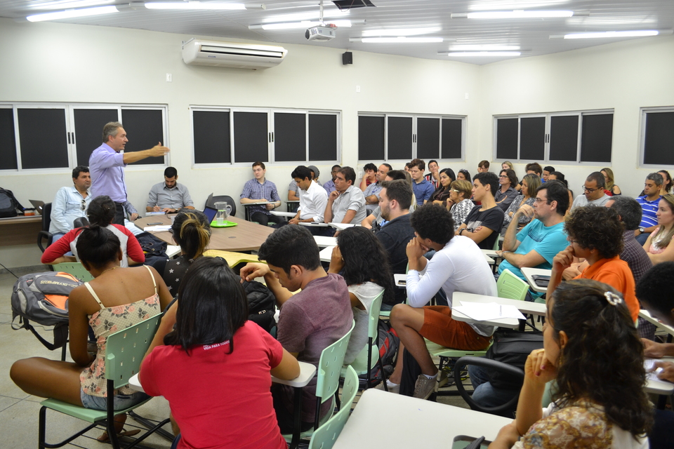 Barbiero (em pé) durante palestra no workshop na tarde desta quinta-feira (Foto: João Batista/Dicom)