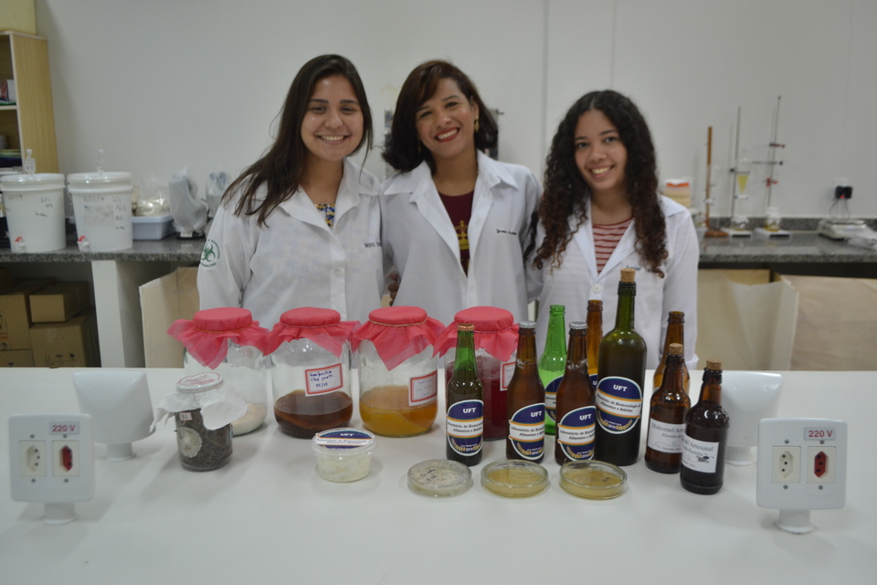 As acadêmicas Maria Victoria e Sanier e a professora Talita observam parte dos produtos que estão pesquisando (Foto: Virgínia Magrin)