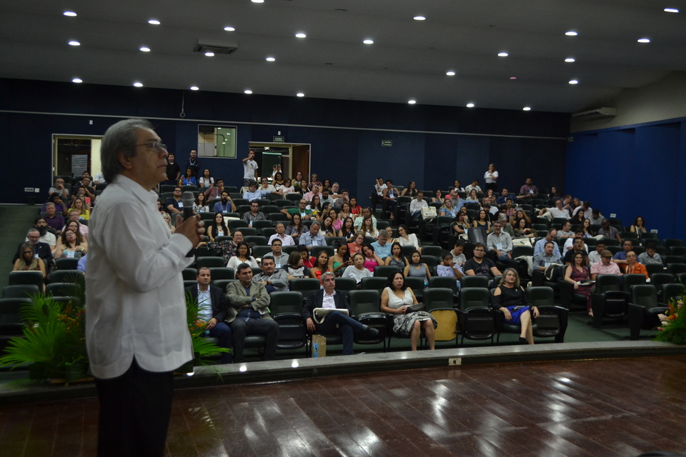 Professor Adolfo Sánchez Almanza e público do evento durante palestra de abertura do IV Sedres  (Foto: Poliana Macedo)