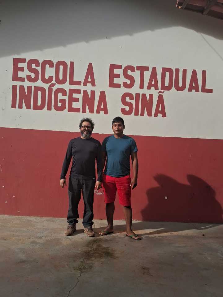 Foto com Elias Xerente, estudante de Licenciatura em Computação, que mora na Aldeia Rio Sono