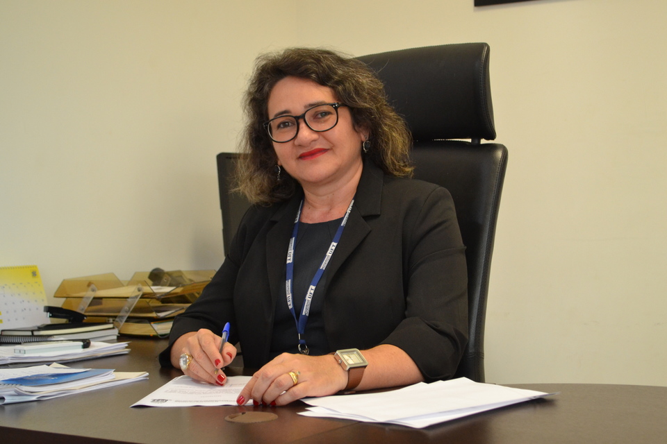 Diretora Ana Lúcia enfatiza que estudantes devem procurar os colegiados (Foto: Elini Oliveira/Dicom)