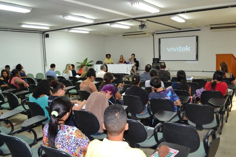 Mesa de abertura com a presença da vice-diretora do câmpus, Vanda Michelli, professora Clarete de Itoz do Câmpus de Araguaína, e atual presidente da CPA; e professor Francisco Gonçalves, presidente da Comissão Setorial de Avaliação em Miracema e membro representante na CPA-UFT. Foto: Divulgação