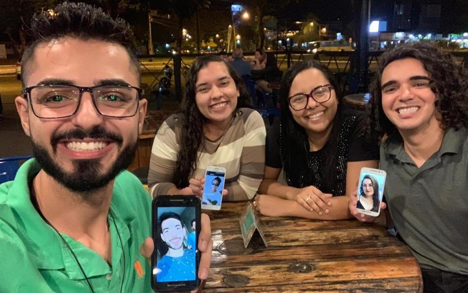 Hyago, Bianca, Yasmin e Klécius seguram celulares com imagens de Widban, Cleccye e Camila (da E p/ D) - Foto: Divulgação