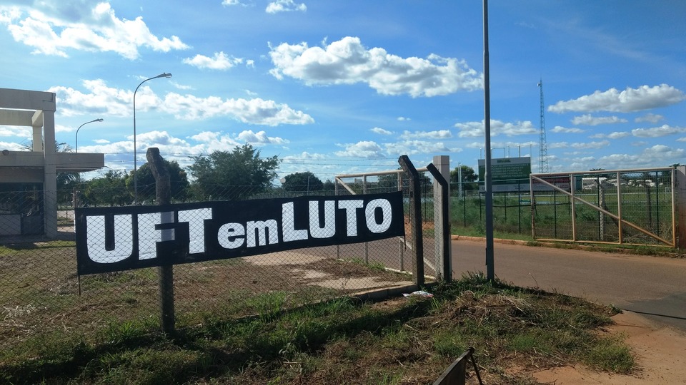 Faixa na entrada do Câmpus da UFT em Palmas (Foto: Bianca Zanella/Dicom)