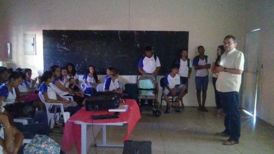 Palestra na escola estadual Criança Esperança reuniu secundaristas e acadêmicos de Direito (Foto: Divulgação)