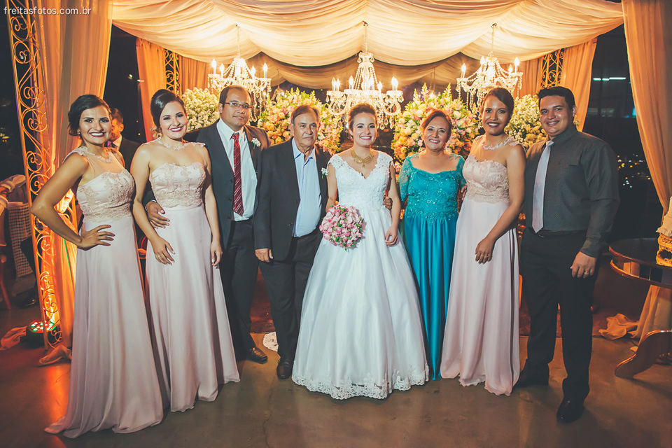 Pai, mãe e filhos no casamento da filha Marla. Em ocasiões especiais, conseguem reunir toda a família (Foto: Marla Mateus/Arquivo pessoal)