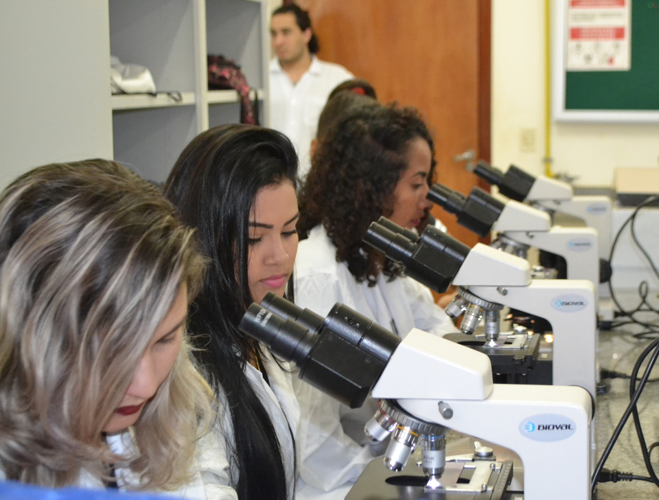 Visita aos laboratórios são feitas por agendamento (Foto: Samuel Lima/Dicom)