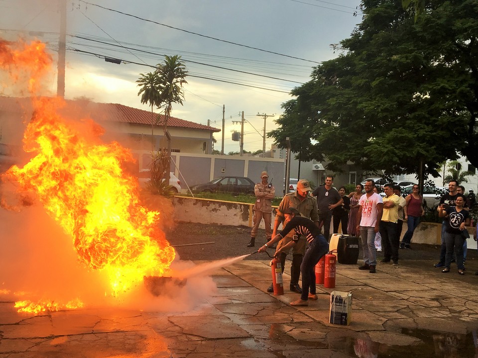 Corpo de Bombeiros habilita grupo de colaboradores para formação da brigada de incêndio do HDT-UFT