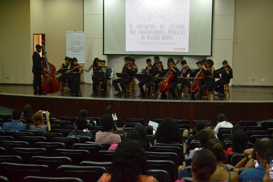 Orquestra Jovem de Cordas durante apresentação no V Encontro de Cultura das Universidades Públicas da Região Norte (Foto: Elini Oliveira/Dicom)