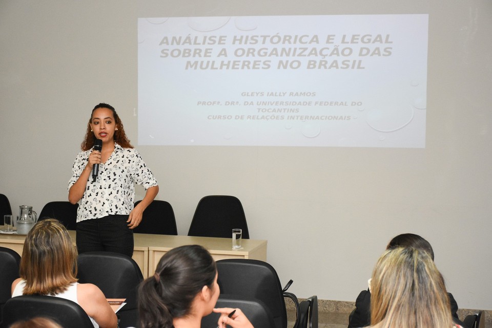 Professora Gleys Ially Ramos durante palestra de abertura (Foto: Ronaldo Mitt)