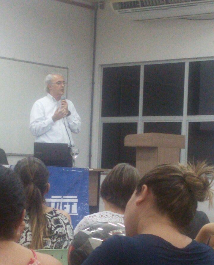 Professor Eugênio Araújo (UFG) durante a conferência de abertura do III Seminário Integrado, em Araguaína (Foto: Elisângela Melo/Divulgação)