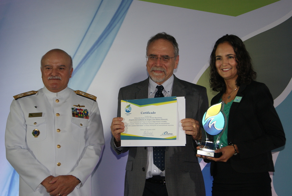 Kuster, Aragão e Lilian (da E p/ D) na premiação do artigo vencedor da Premiação Antaq (Foto: ASC Antaq/Divulgação)