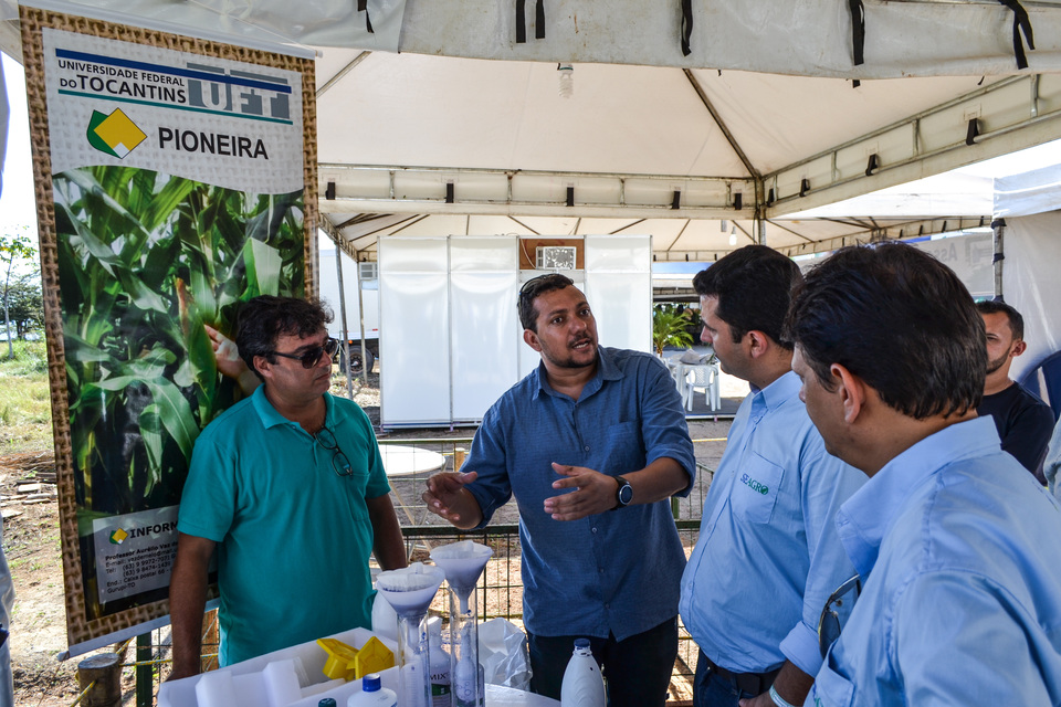 Rodrigo Tavares e Aurélio Vaz apresentando seus produtos na última Agrotins. (Foto: Valney Valdevino)