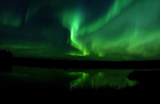 Auroras boreais são efeitos visuais da precipitação de partículas energéticas na terra (Foto: Pixabay CC0)