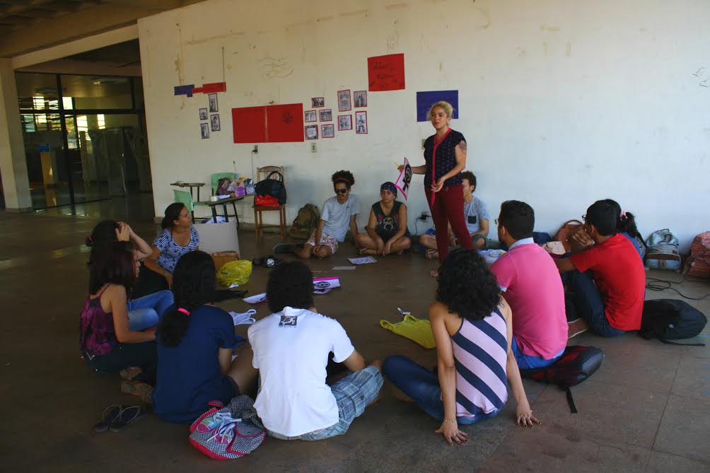 Oficina de Estêncil com Paula Suzane na I Calourada Feminista da UFT nesta tarde (10). Foto: Elâine Jardim