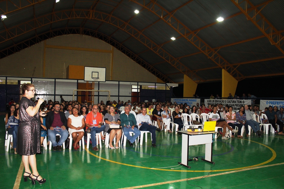 Momento de uma das palestras no Seminário realizado em Aparecida do Rio Negro (Foto: Nayla Oliveira/Divulgação)