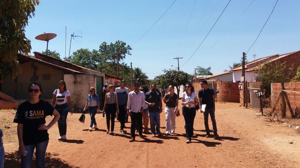 Participantes do Seminário durante visita ao assentamento Água Fria, na manhã desta terça-feira (Foto: Olívia Maia/Divulgação)